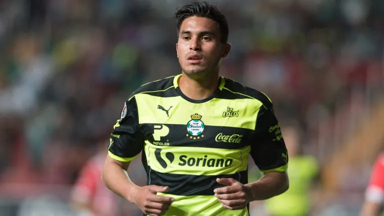 Ulises Dávila durante un partido con Santos