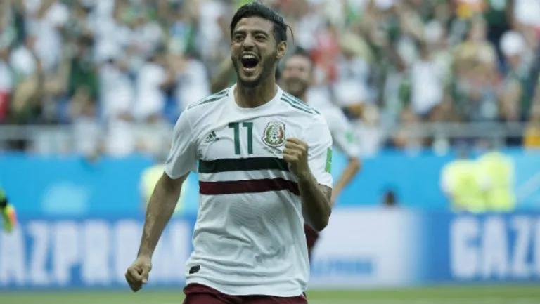 Vela celebra una anotación con la Selección Mexicana