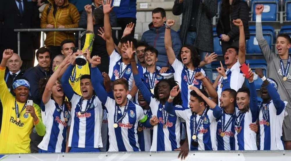 Jugadores de los Dragones festejan el campeonato