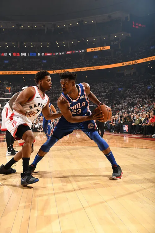 TWITTER @NBA Butler controla el esférico ante la presión de la defensa local