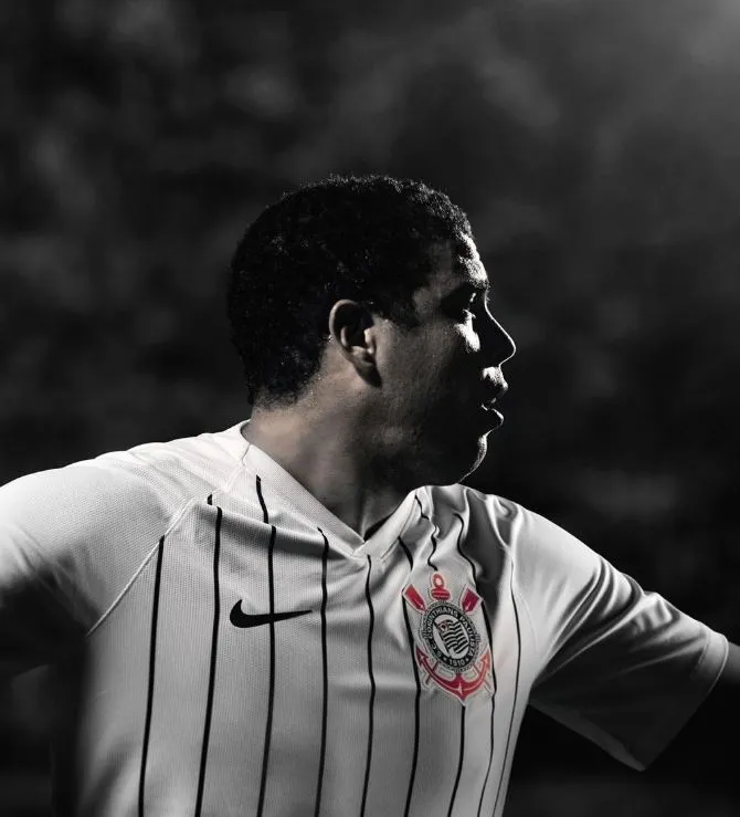 Ronaldo promociona la nueva playera del Corinthians