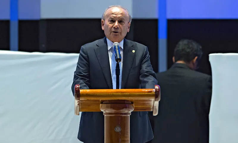 Billy Álvarez habla en un evento público