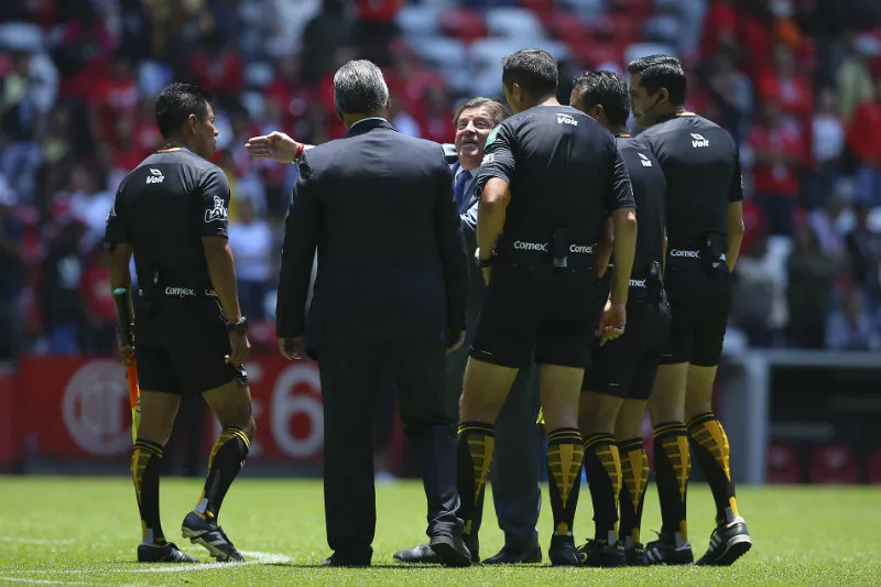 Herrera reclamos a árbitros durante un partido