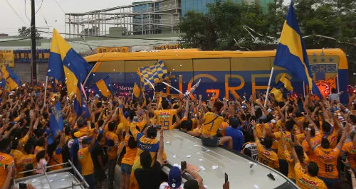 Afición de Tigres recibe a su equipo en el Universitario