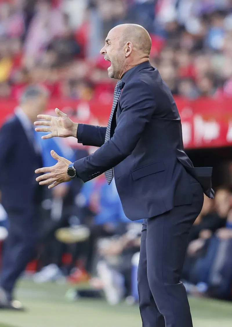 Paco Jémez dando indicaciones durante un partido del Rayo