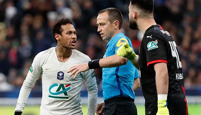 Neymar encarando al arquero de Rennes