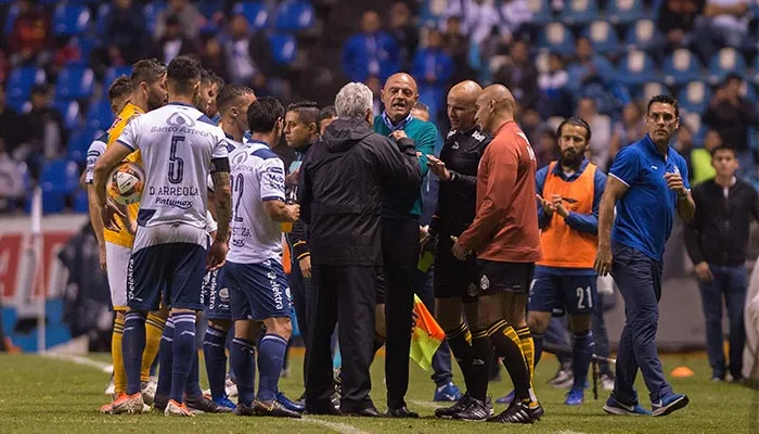 Chelís y Tuca durante el partido entre Tigres y Puebla