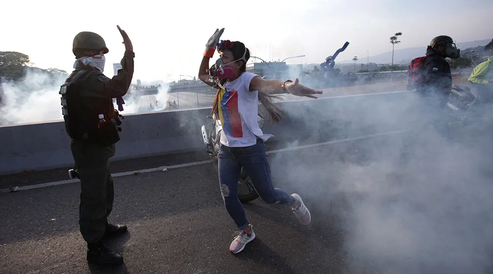 AP Opositor de Maduro saluda a soldado rebelde