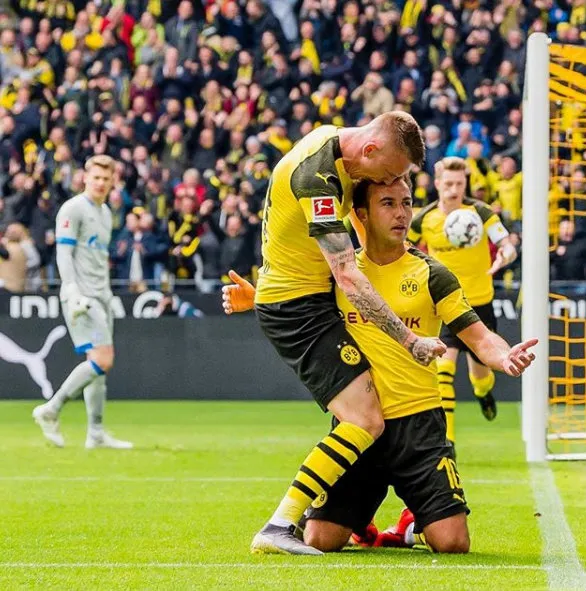 Jugadores del Borussia Dortmund festejan un gol