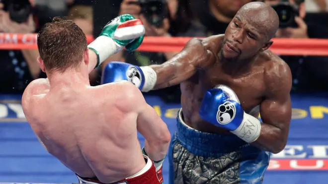 Canelo Álvarez recibe un golpe de Floyd Mayweather Jr.