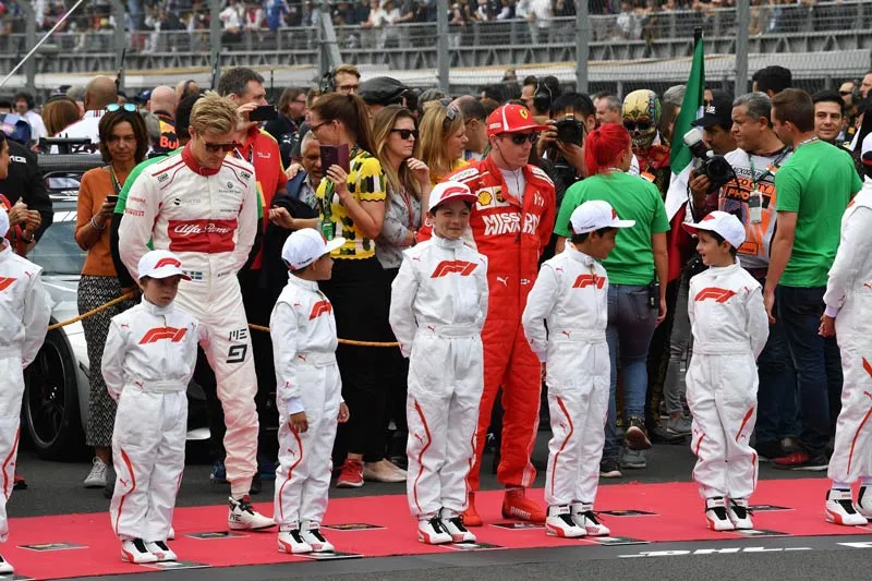 Los niños se sorprendieron al ver a sus ídolos tan cerca