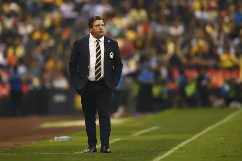 Miguel Herrera durante un juego con América