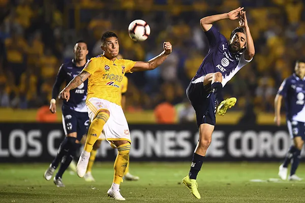 Salcedo despeja balón en Final de Ida en Concachampions