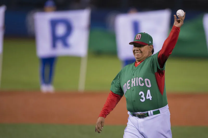 MEXSPORT Fernando Valenzuela lanza la primera bola de un juego de México