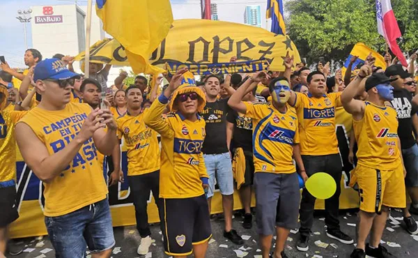 Barra de Tigres antes de arribar al estadio