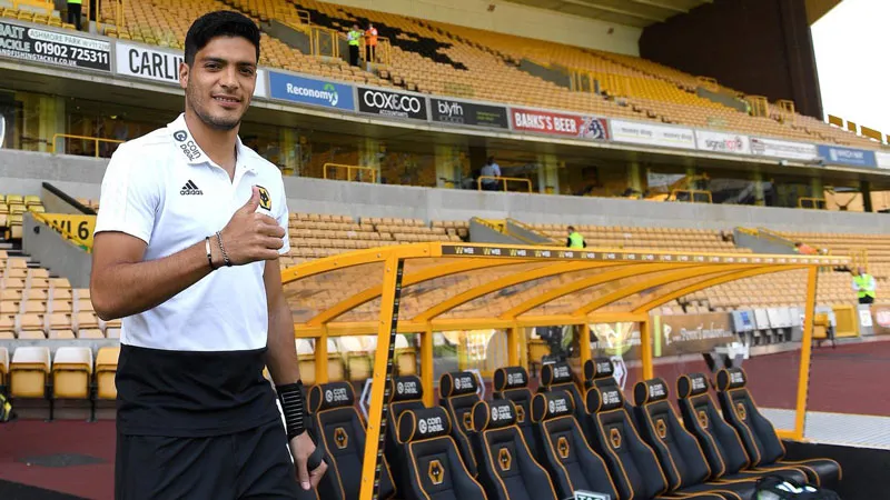 Jiménez saluda previo a un duelo con los Wolves