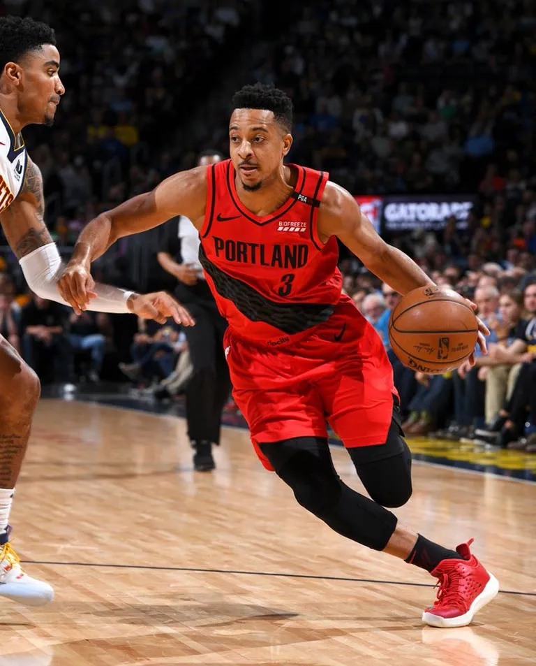 TWITTER @NBA CJ McCollum controla el balón durante el juego