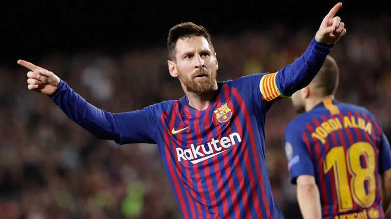 LA Pulga celebra con la afición uno de sus goles