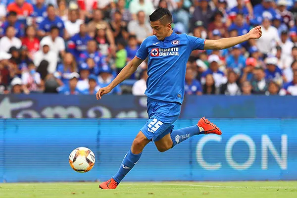 Roberto Alvarado a punto de disparar en juego vs Lobos