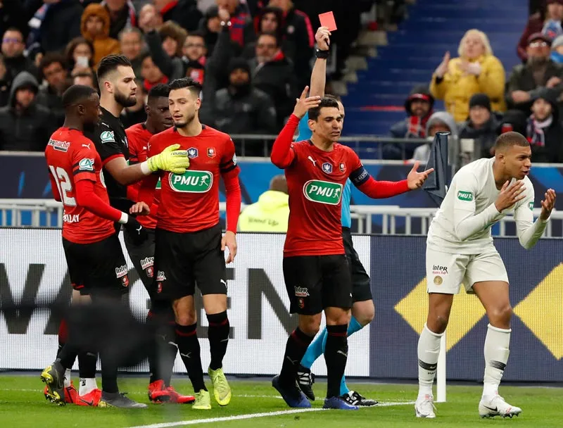 Mbappé recibe la roja en la Final de Copa