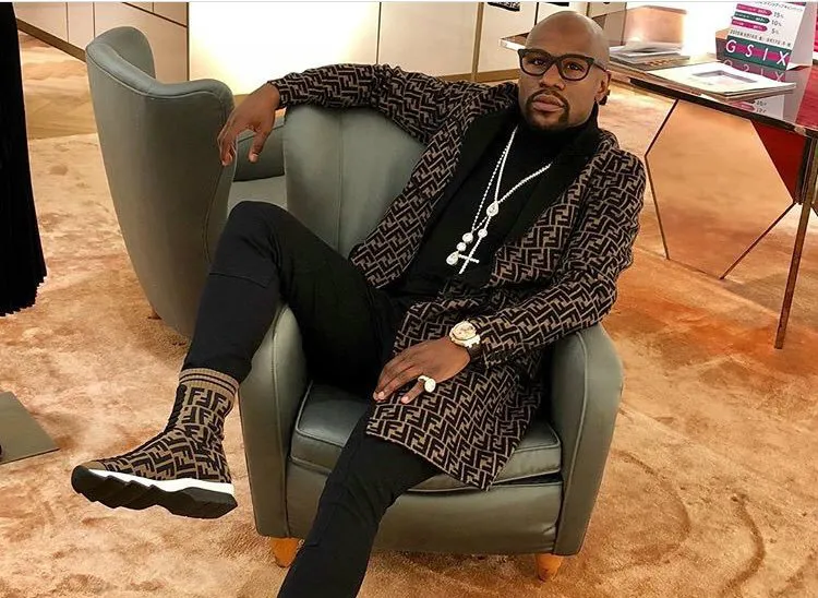 Mayweather posa para una foto