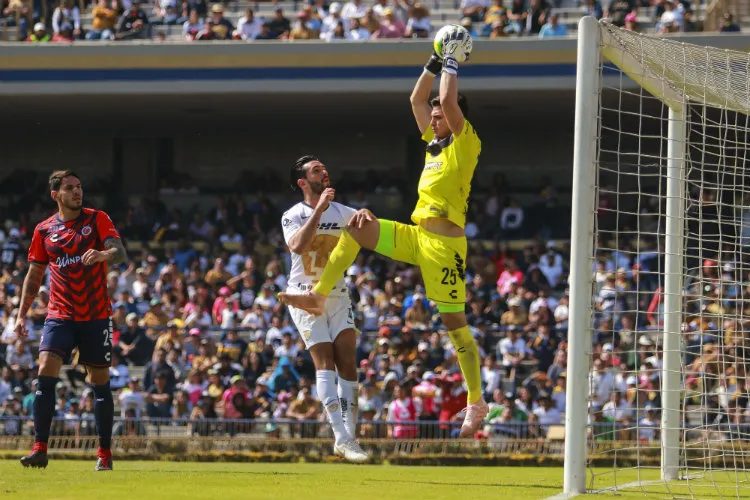 Sebastián Jurado ataja el tiro de Pumas en la J1 del C2019