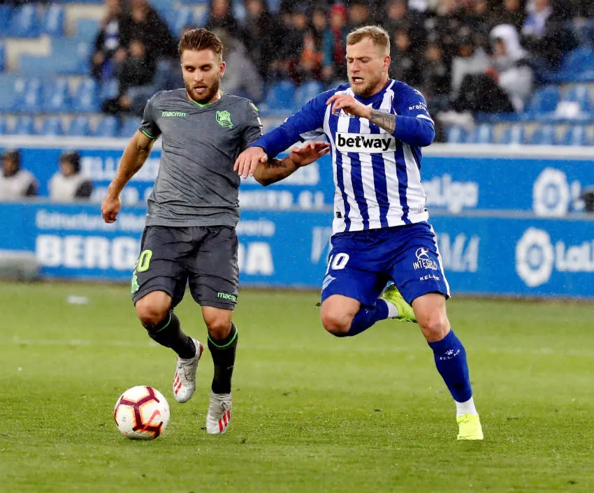 EFE Oyarzabal compite por el balón con Guidetti