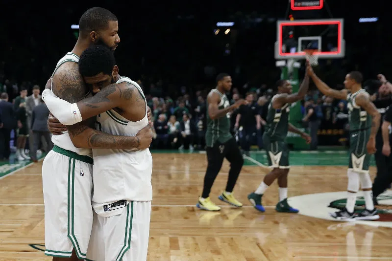 AP Los Cletics se lamentan mientras los Bucks celebran