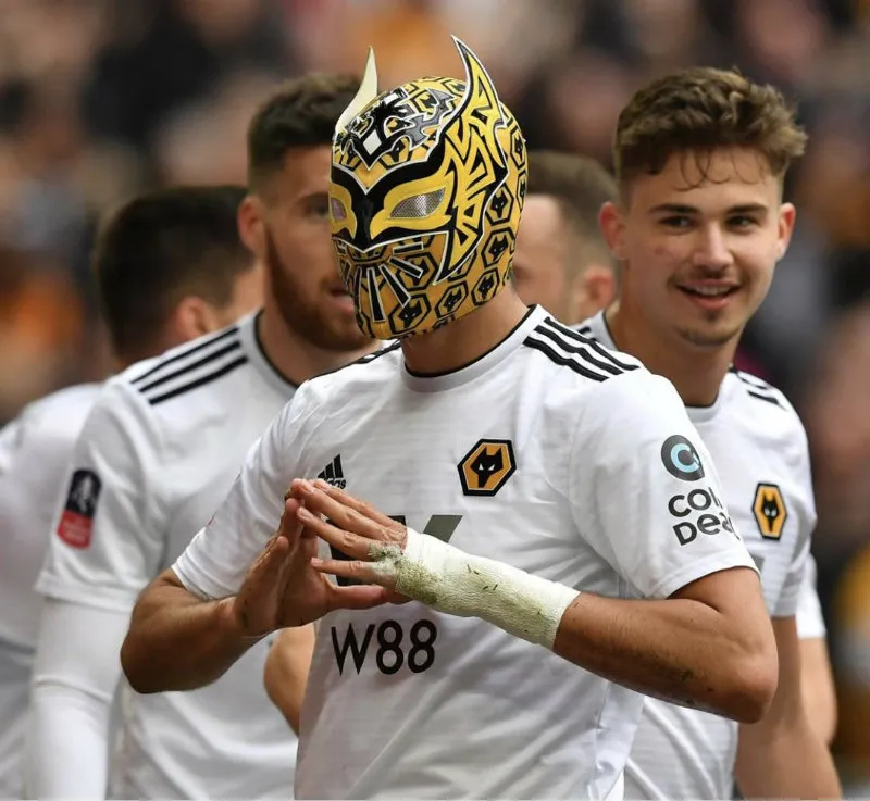 TWITTER @SINCARAWWE Raúl Jiménez festeja un gol con el Wolverhampton