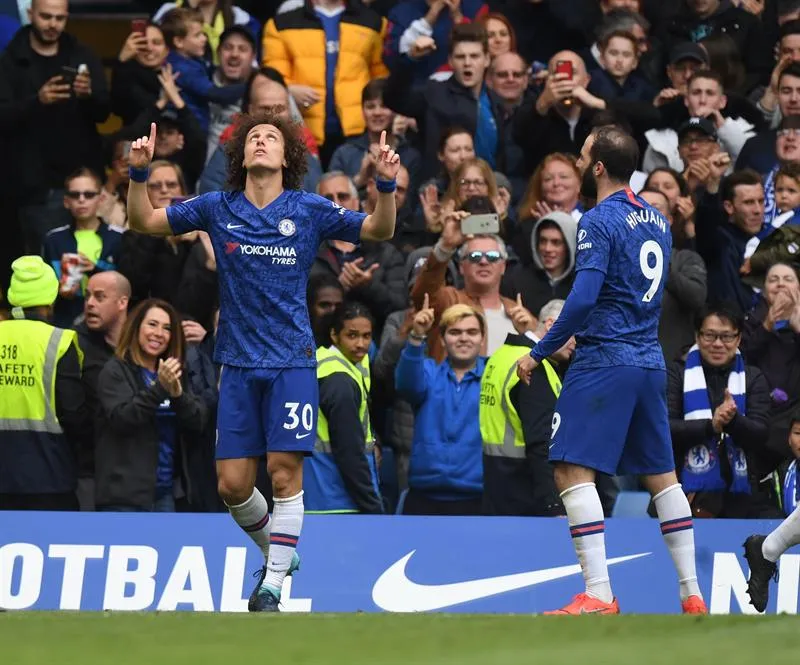 Festejo de David Luiz tras marcar gol al Watford