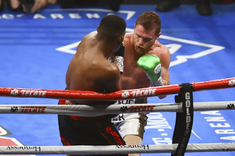 Canelo intenta golpear a Jacobs
