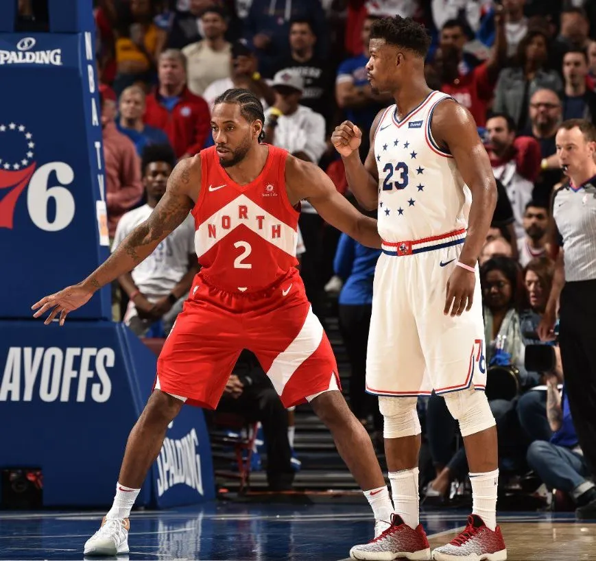 AP Kawhi Leonard marca a Jimmy B en Semifinal del Este