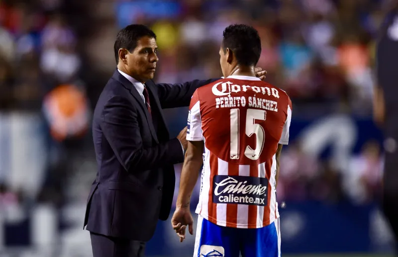 Poncho Sosa le da indicaciones a Perrito Sánchez