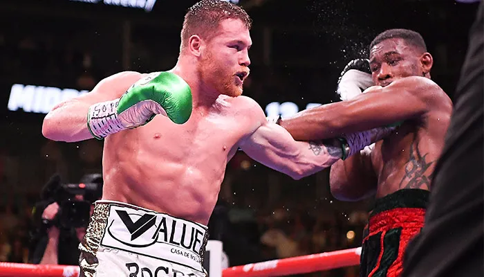 Canelo conectándole un golpe a Jacobs