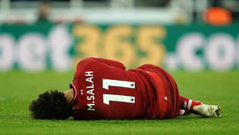 Mohamed Salah, tras recibir golpe en la cabeza