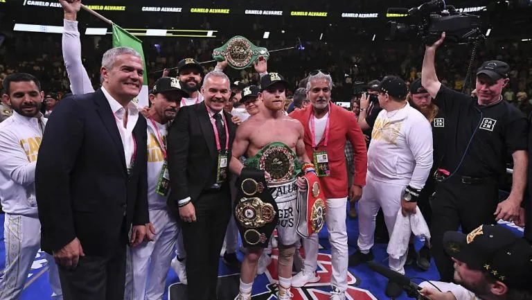 Canelo con sus cinturones de Campeón