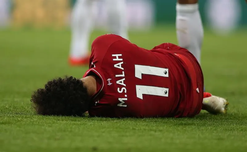 Mohamed Salah, inconsciente en el suelo