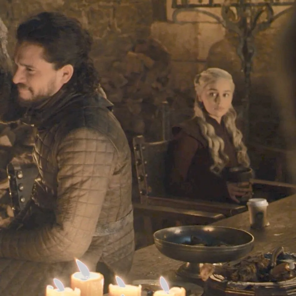 TWITTER @wszebor_ka Escena de GOT con el vaso de café