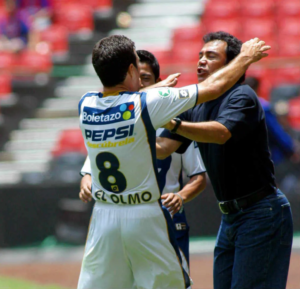 Hugo celebra anotación de los Pumas