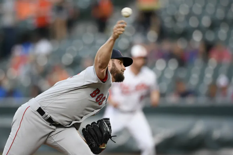 AP Josh Smith lanza la bola en un juego de los Red Sox