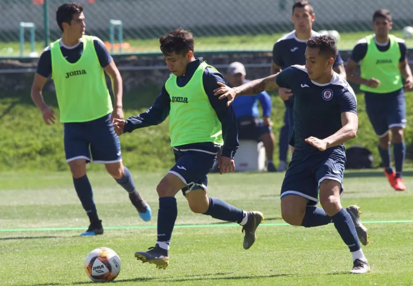 Domíguez conduce el balón durante la persecución de un compañero