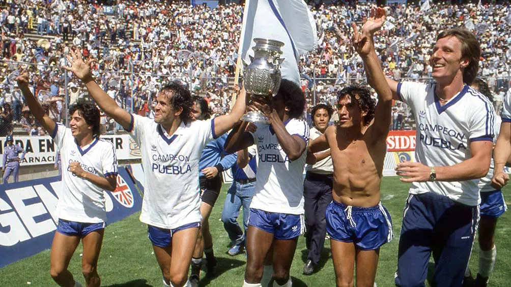 MEXSPORT Jugadores del Puebla celebran el primer título en 1982-1983