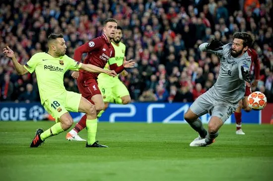 EFE Alisson, ante Jordi Alba que amenaza su portería
