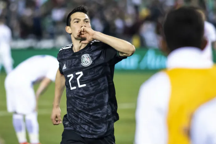 Chucky en festejo de gol con el Tri