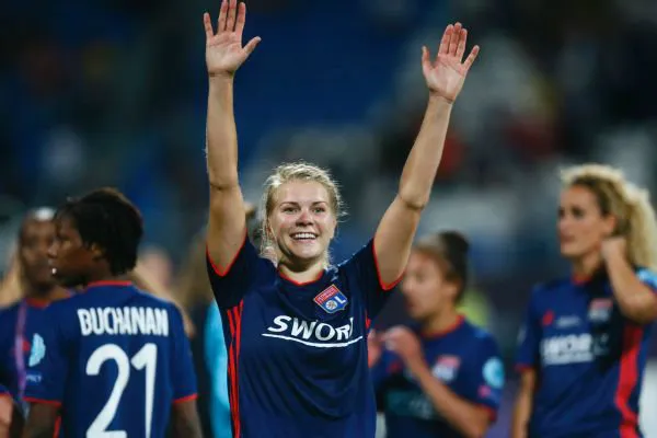 Hegerberg en festejo de gol con el Olympique