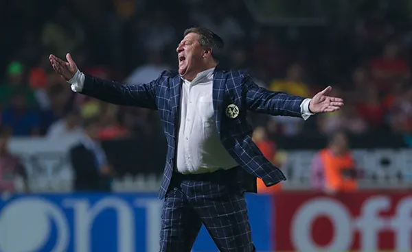 Piojo Herrera reclama en juego contra Veracruz
