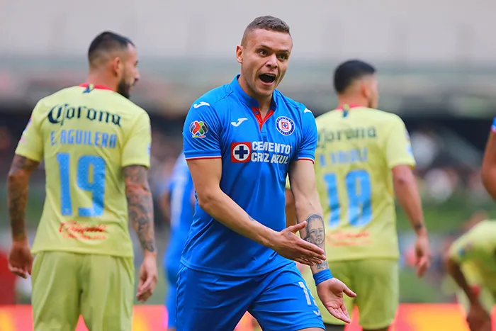 Jonathan Rodríguez reclama al árbitro