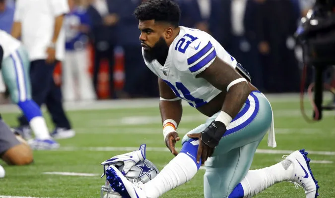 AP Ezekiel Elliot calienta antes de un partido de los Cowboys