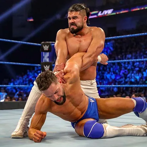 WWE.OCM El mexicnao le aplica una llave a Finn Bálor