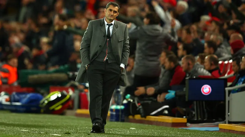 Valverde observa el duelo de Vuelta en Anfield